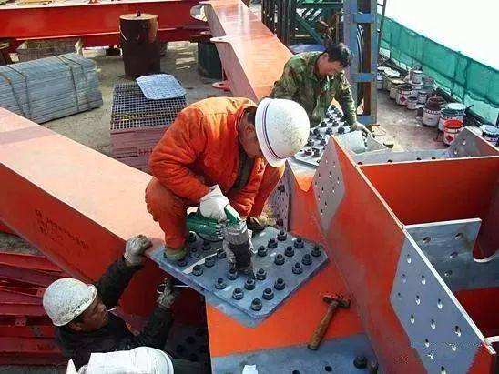 鋼結構廠房現場施工，螺栓安裝質量是不能忽略的