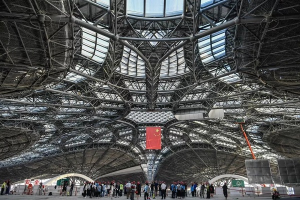 為什么現代建筑以鋼網架結構居多？