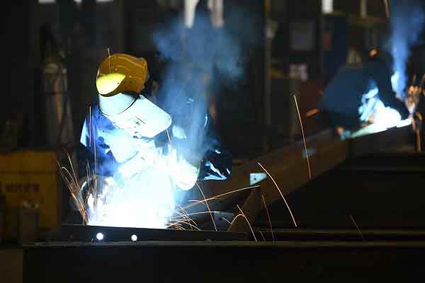 建鋼結構房屋，樓承板焊接是關鍵，馬虎不得